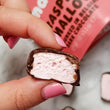 Charger l'image dans la galerie, Mallow Puffs, Guimauves vegan framboise &amp; chocolat noir - 100g
